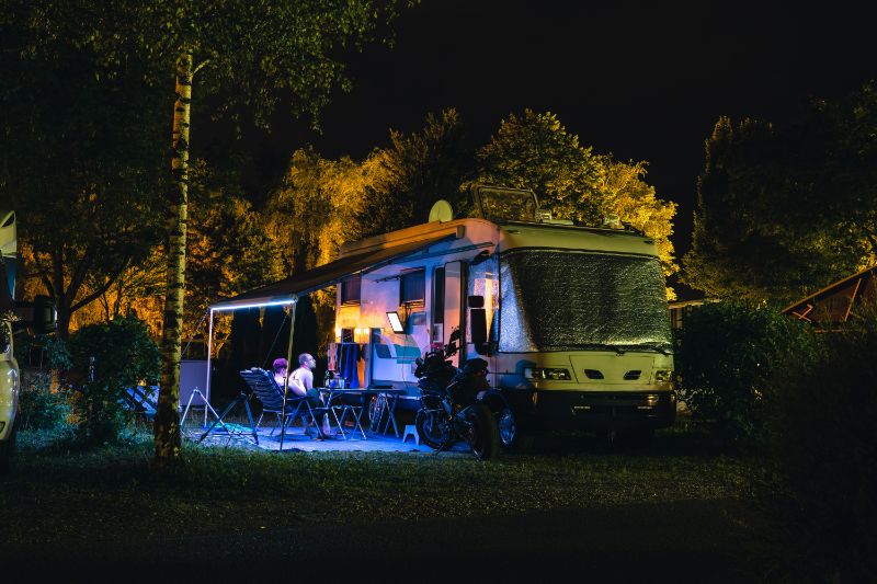 Met vrienden genieten van de Olympische Spelen voor de camper. Met vrienden genieten van de Olympische Spelen voor de camper.